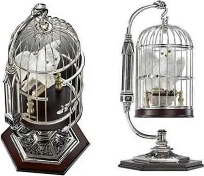 Zdjęcie produktu dla Harry Potter: Hedwiga w klatce - autentyczna replika 25 cm