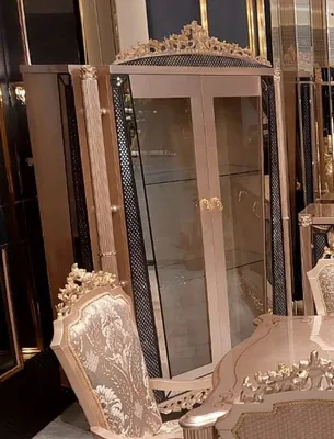 Produktbild von Casa Padrino Luxus Barock Vitrine Grau / Schwarz / Gold - Handgefertigter Massivholz Vitrinenschrank mit 2 Glastüren - Luxus Möbel im Barockstil - Barock Möbel - Edel & Prunkvoll