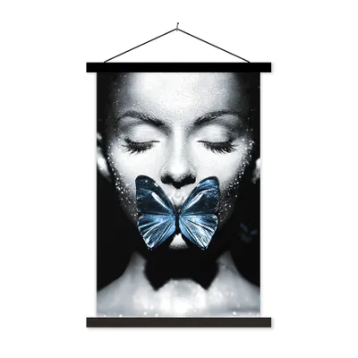 Produktbild von MuchoWow® Textilposter Frau - Schmetterling - Schwarz - Weiß 40x60 cm mit schwarzem Rahmen - Wanddekorationen