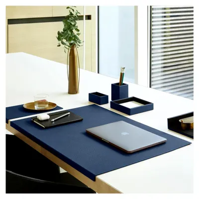 Produktbild von Adamantis - Gewinkelte Schreibtischunterlage echtem Leder Blau cm 50x35 - Modernes Design, Innenseele aus Stahl mit L-geformtem Vorderprofil und rutschfester Boden - Italy
