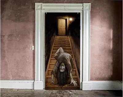 Productafbeelding van Halloween-deurposter met een zombie-thema. Creëert een griezelige decoratie, een horror-effect en een beangstigende, onheilspellende sfeer. Realistisch ontwerp met enge details. Kleur: Meerkleurig
