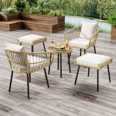 Produktbild von 5-teiliges Rattan Gartenmöbel-Set: Esszimmertisch, Stühle & Hocker in Naturfarbe - für Ihre Lounge im Freien.