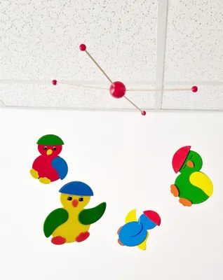 Imagen del producto de Móvil con 4 figuras decorativas, aproximadamente 25-30 cm de ancho. Nuevo