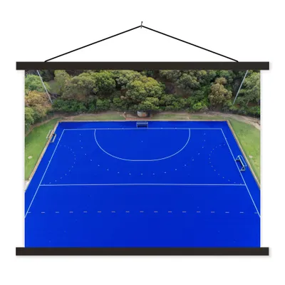 Produktbild von MuchoWow® Textilposter Luftaufnahme eines blauen Hockeyfeldes 120x90 cm mit schwarzem Rahmen - Aufhänger für Poster