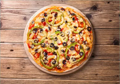 Produktbild von Wallario Fototapete Vliestapete, seidenmatte Oberfläche, einfache Verarbeitung, Größe 300 x 210 cm, Motiv Italienische Pizza mit Peperoni, Oliven. Paprika und Käse