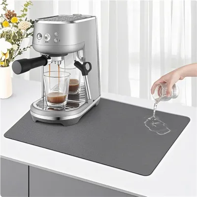 Immagine prodotto di Sottopiatto assorbente per macchina da caffè, colore grigio, dimensioni 40x60 cm, realizzato in ecopelle ad alta capacità di assorbimento