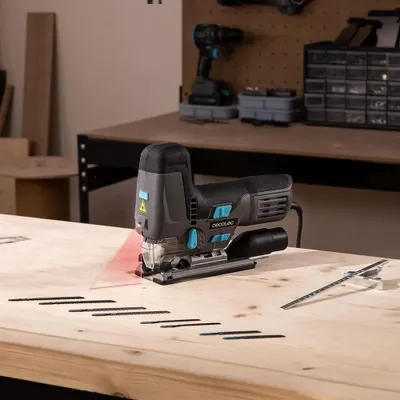 Produktbild von Cecotec Stichsäge MultiCut 8500 Vision, 800W, Pendelschnitt, Kabel de 2m, Aluminiumguss-Plattform und schlüsselloses Spannfutter, Laserführung und LED-Licht, inklusive 8 Sägen und Führungslineal