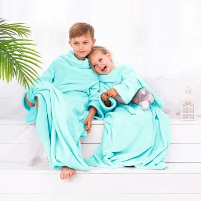 Produktbild von Kuscheldecke Decke mit Ärmeln für Kinder 90x105 cm mit kleiner Tasche Türkis
