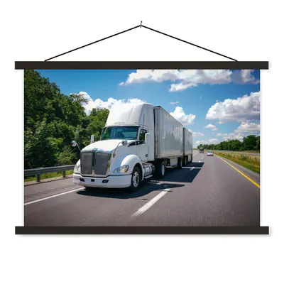 Produktbild von MuchoWow® Textilposter Weißer Lastkraftwagen auf einer Autobahn 60x40 cm mit schwarzem Rahmen - Hölzernes