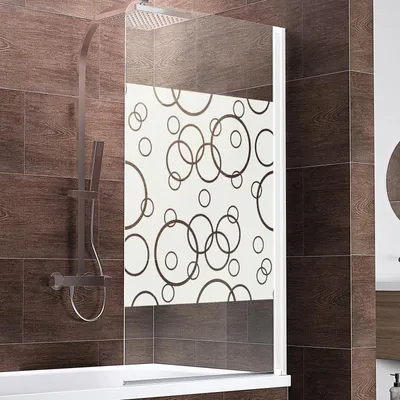 Ein sandbestrahlter Badewannenaufsatz im Design Circular auf einer Badewanne mit einem Duschsystem.
