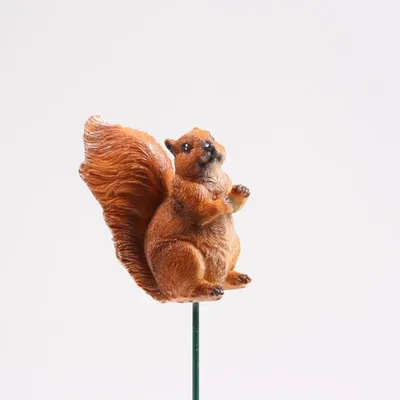 Zdjęcie produktu dla Zwierzęta z drewna z farmy Wiewiórka na patyku 8x4x6 cm