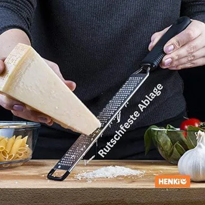 Produktbild von Premium Parmesanreibe, Zester Reibe, Zitronenreibe, Muskatnuss Reibe, Ingwerreibe u.v.m. I rasiermesserscharfe Edelstahl Klinge I Spülmaschinenfest I inkl. Schụtz & Reinigungsbürste