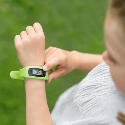 Zdjęcie produktu dla Moses. Ekspedycja Natur – dwufunkcyjny licznik kroków i zegarek na rękę, dziecięcy pedometr z wyświetlaczem czasu, dystansu i spalonych kalorii, regulowany silikonowy pasek, zegarek outdoorowy dla dzieci