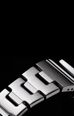Produktbild von Herrenuhr G-SHOCK GM-2110D-8AER aus Edelstahl, sportlich, stoßfest