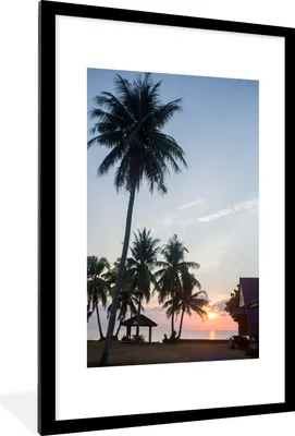 Produktbild von MuchoWow® Gerahmtes Poster Palme - Sonnenuntergang - Haus 60x90 cm - Poster mit Schwarzem Bilderrahmen Wandposter Rahmen Foto Bilder - Dekoration - Wandposter Wohnzimmer - Hochwertig