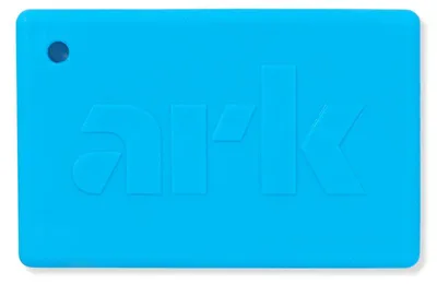Produktbild von Ark Therapeutics kaubare Spielzeugkarte sensorisches Beißprodukt blau Visitekaartjevormig kauwtool met het ARK-logo, ideaal voor kauwen met de voortanden.