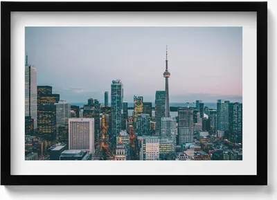 Produktbild von Panorama der Stadt am Abend– Wandbild mit Rahmen – Gerahmtes Bild  – Wanddekoration – 60x40 cm –  Schwarz Rahmen