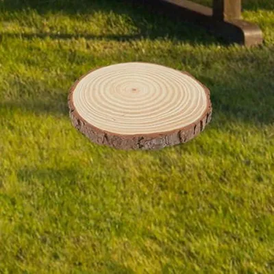 Produktbild von Dekorative Trittplatte aus Holz für Gartenwege mit robustem, bruchfestem Material zur Gestaltung eines Rollwegs