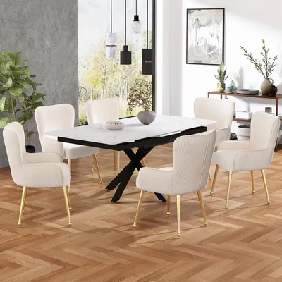 Productafbeelding van Set van vier fluweleetstoelen, luxe design, geschikt voor woonkamer, slaapkamer of lounge. De stoelen hebben vier metalen poten in goudkleur, armleuningen en verstelbare poten. Ze bieden ook lendensteun. Kleur: beige met gouden accenten