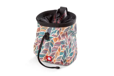 Bunte Chalkbag "LUCKY + Belt" von Ocun mit einem Blattmuster; geeignet für Kletterer.
