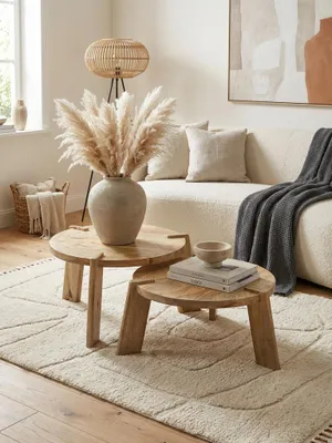 Runder Satztisch aus hellem Holz von oben, zeigt die flexible Anordnung der zwei Tische im Wohnbereich als praktischer Kaffeetisch._#sku_SAFWL6.344#