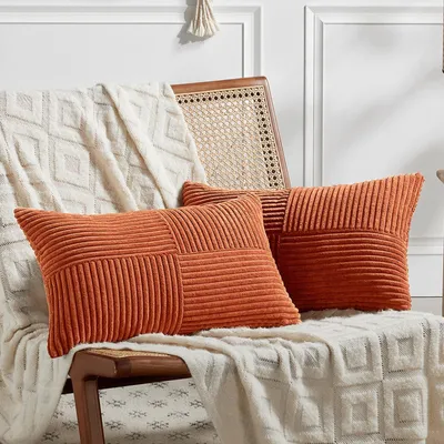 Produktbild von Set aus 2 karamellfarbenen Cord-Kissenbezügen, 50x70 cm, weich, modern und dekorativ, geeignet für Sofa, Schlafzimmer, Wohnzimmer und Bett im Boho-Stil mit Herbstdekoration.