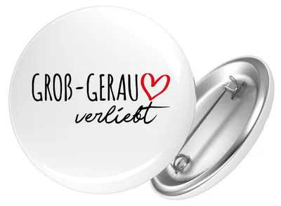 Produktbild von Huuraa Button Groß-Gerau verliebt 59mm rund mit Sicherheitsnadel Ansteckbutton Geschenkidee