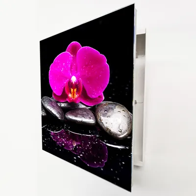 Produktbild von Schlüsselkasten Weiß Metall, Orchidee Zen Steine Motiv hinter Glas, Moderne Schlüsselbox rechtsöffnend, 32x28x6,5 cm, 20 Haken für Ordnung im Flur.