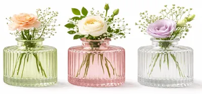 Drei Mini-Glasvasen in Rosa, Grün und Transparent mit geriffelter Oberfläche und unterschiedlicher Form auf hellem Hintergrund.