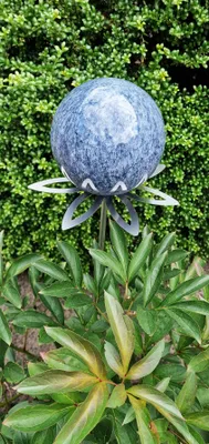 Produktbild von Blütenzauber Paris Rosenkugel 10 cm Edelstahl blau Gartenstecker Deko mit Stab 80 cm