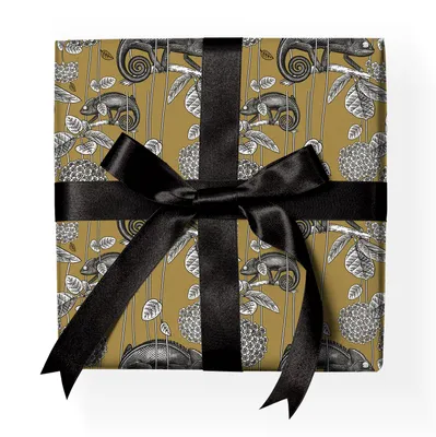 Produktbild von Designer Tier Geschenkpapier edlesmit Chamäleon, Blumen, grau - G23035, 32 x 48cm