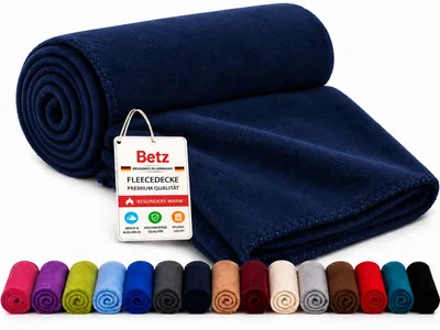 Produktbild von Betz Fleecedecke 130x170 cm 180g/m² – Wohndecke & Kuscheldecke – Flauschige Sofadecke Tagesdecke – Leicht, wärmend & pflegeleicht – Farbe Dunkelblau, KI-generiertes Bild