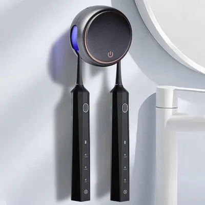 Obrázek produktu pro Elektrický dezinfektor zubních kartáčků – montáž na zeď, eliminuje 99 % bakterií, nabíjení přes USB, pro 2 kartáčky, kompaktní a vhodný na cesty.
