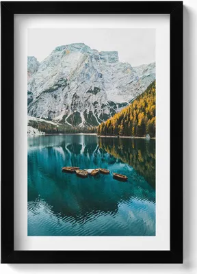 Produktbild von Landschaft mit einem Bergsee und Booten– Wandbild mit Rahmen – Gerahmtes Bild  – Wanddekoration – 20x30 cm – Schwarz