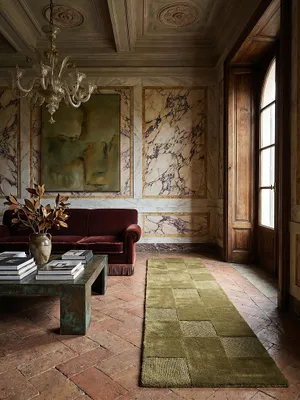 Teppich Erdtöne-Grün Läufer Editorial Interior als Designobjekt drapiert hochwertige Wohnaccessoires_#sku_SAF503119376089#