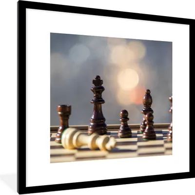Produktbild von MuchoWow® Gerahmtes Poster Das Schachbrett auf einem Tisch 40x40 cm - Poster mit Schwarzem Bilderrahmen Wandposter Rahmen Foto Bilder - Poster - Plakat im Rahmen