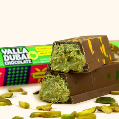 Imagen del producto de Yalla Dubai Chocolate, elaborada a mano en Dubái. Kunafah de pistacho viral. Tableta de 80 gramos, chocolate con leche