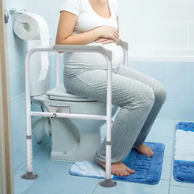 Produktbild von YZNAHRE Aufstehhilfe Toilette WC Stehhilfe 70-82 cm Höhenverstellbar mit Armlehnen Toilettengestell Toilettenstützgestell bis 200kg Ohne Bohren Toiletten Haltegriffe für Seniore und Behinderte