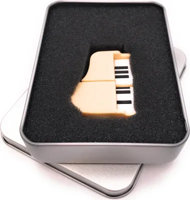 Produktbild von Onwomania Klavier Flügel Piano in Weiß USB Stick in Alu Geschenkbox 128 GB USB 3.0