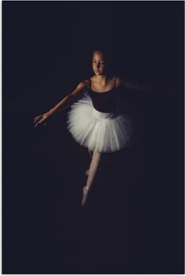 Produktbild von MuchoWow® Poster Junge Ballerina auf schwarzem Hintergrund 80x120 cm - Papierdruck