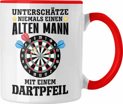 Produktbild von Trendation - Dart Tasse Unterschätze Niemals Einen Alten Mann Mit Einem Dartpfeil Spruch Männer Dart-Spieler Geschenkidee (Rot)