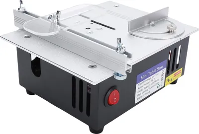 Produktbild von Mini-Tischkreissäge, 96 W, elektrisch, für Holz- und Metallbearbeitung, 7 Geschwindigkeitsstufen, Winkelverstellung, 4 Sägeblätter, 15 mm Schnitttiefe, geeignet für Holz, Kunststoff und Acryl, 110šC240 V, US-Stecker