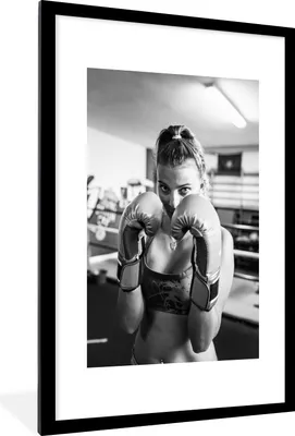 Produktbild von MuchoWow® Gerahmtes Poster Boxen - Frauen - Sport 60x90 cm - Poster mit Schwarzem Bilderrahmen Wandposter Rahmen Foto Bilder - Dekoration - Wandposter Wohnzimmer - Hochwertig