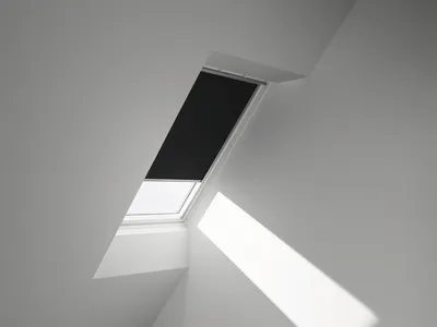 Produktbild von VELUX Verdunkelungsrollo uni schwarz manuell Rahmen aluminium DKL UK10 3009S