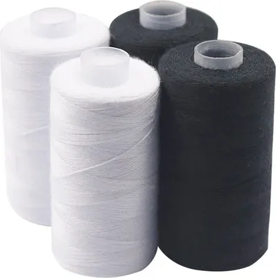 Produktbild von [0,03 EUR/10 m] 4 teiliges Nähgarn Set | Nähset Universal | Polyester Nähmaschinengarn | 4 Spulen a. 500m | Allesnäher Garnset  2 x Schwarz + 2 x Weiß | Nähfaden Set - 2000m