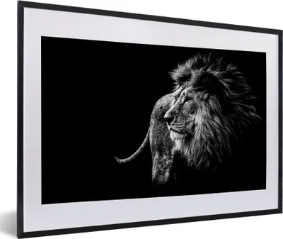 Produktbild von MuchoWow® Gerahmtes Poster Tiere - Wild - Löwe - Schwarz - Weiß 60x40 cm - Poster mit Schwarzem Bilderrahmen Wandposter Rahmen Foto Bilder - Schlafzimmer - Plakat in Rahmen - Drucken