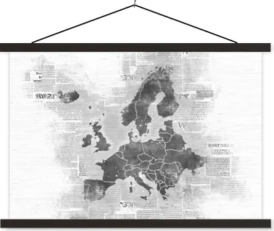 Produktbild von MuchoWow® Textilposter Europakarte auf Zeitungspapier - schwarz und weiß 120x80 cm mit schwarzem Rahmen - Wanddeko