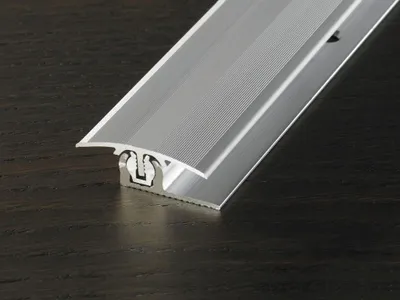 Produktbild von PROLINE Silber 100x30mm Übergangsprofil, PROVARIO Universal Aluminium Bodenprofil, Schraubbares System mit Drehgelenktechnik, Eloxiert für Bewegungsfugen, Einfache Verlegung