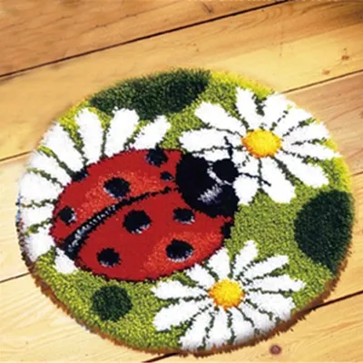 Obrázok produktu pre Sada háčikov na výrobu kobercov pre deti/dospelých s potlačaným vzorom na plátne, rozmer 50,8 x 50,8 cm, motív červeného mariánky