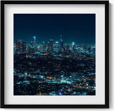 Produktbild von Große beleuchtete Stadtsilhouette bei Nacht– Wandbild mit Rahmen – Gerahmtes Bild  – Wanddekoration – 50x50 cm –  Schwarz Rahmen